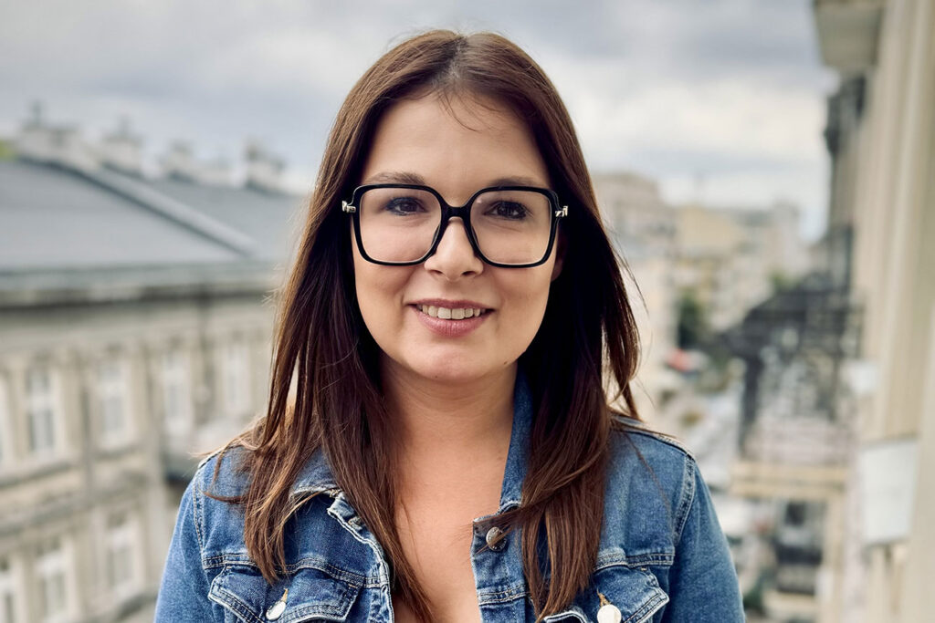 Zdjęcie Wiktorii Matloch na tle ulicy Wilczej
